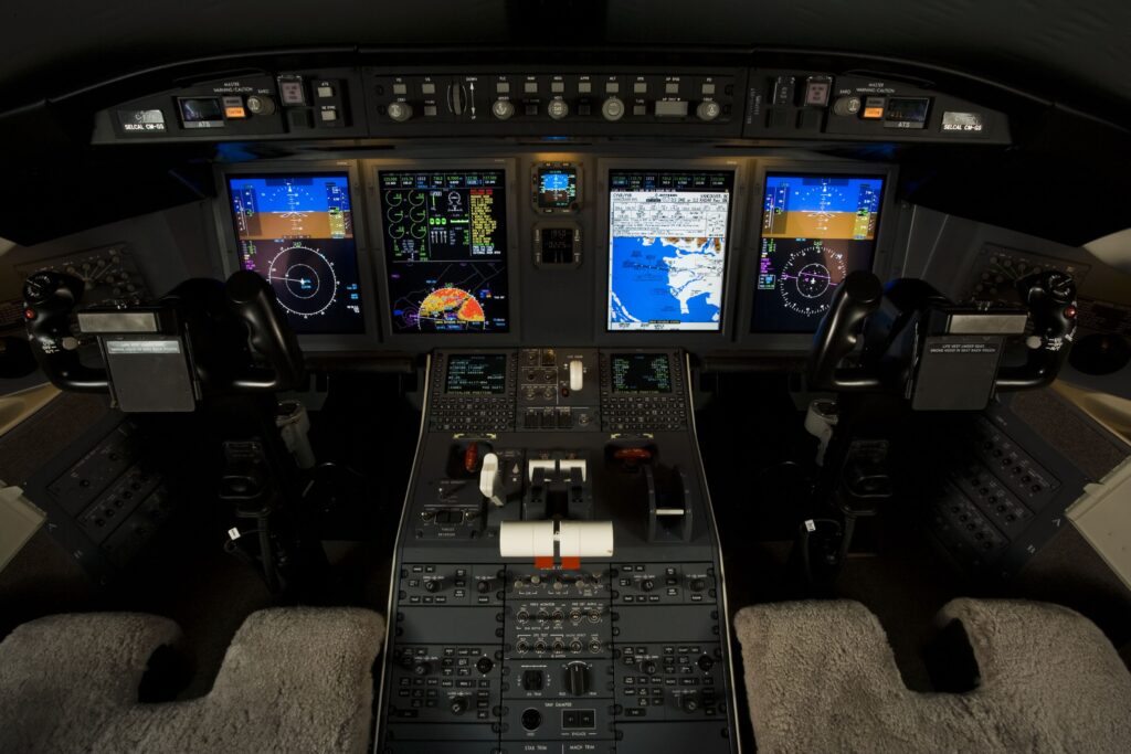 Challenger 605 Cockpit